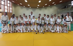 590885db15f19_LeJudoClubTarbaisfaitlepleindecoupesLourdes.JPG