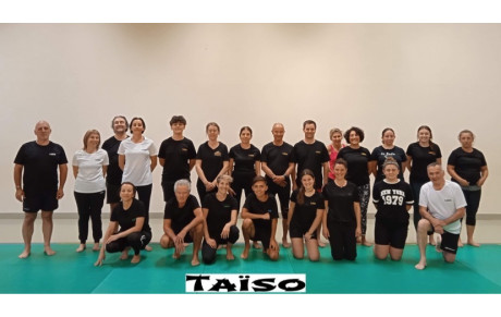 Remise des tee-shirts à la section Taïso-Cardio-Training